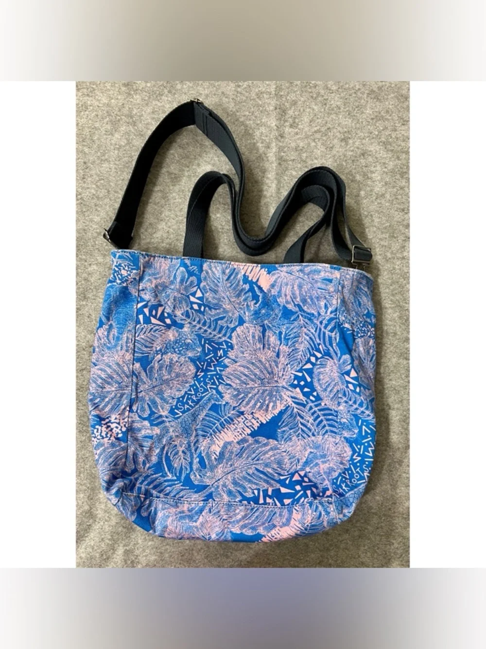 The Sak Lanie canvas cotton market tote crossbody in bubblegum wildlife EUC